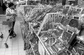 8月19日，家樂福韶山南路店，超市陳列了上百種散裝月餅，價位一般在30元/斤左右，最便宜的每斤不到10元。圖/記者陳勇